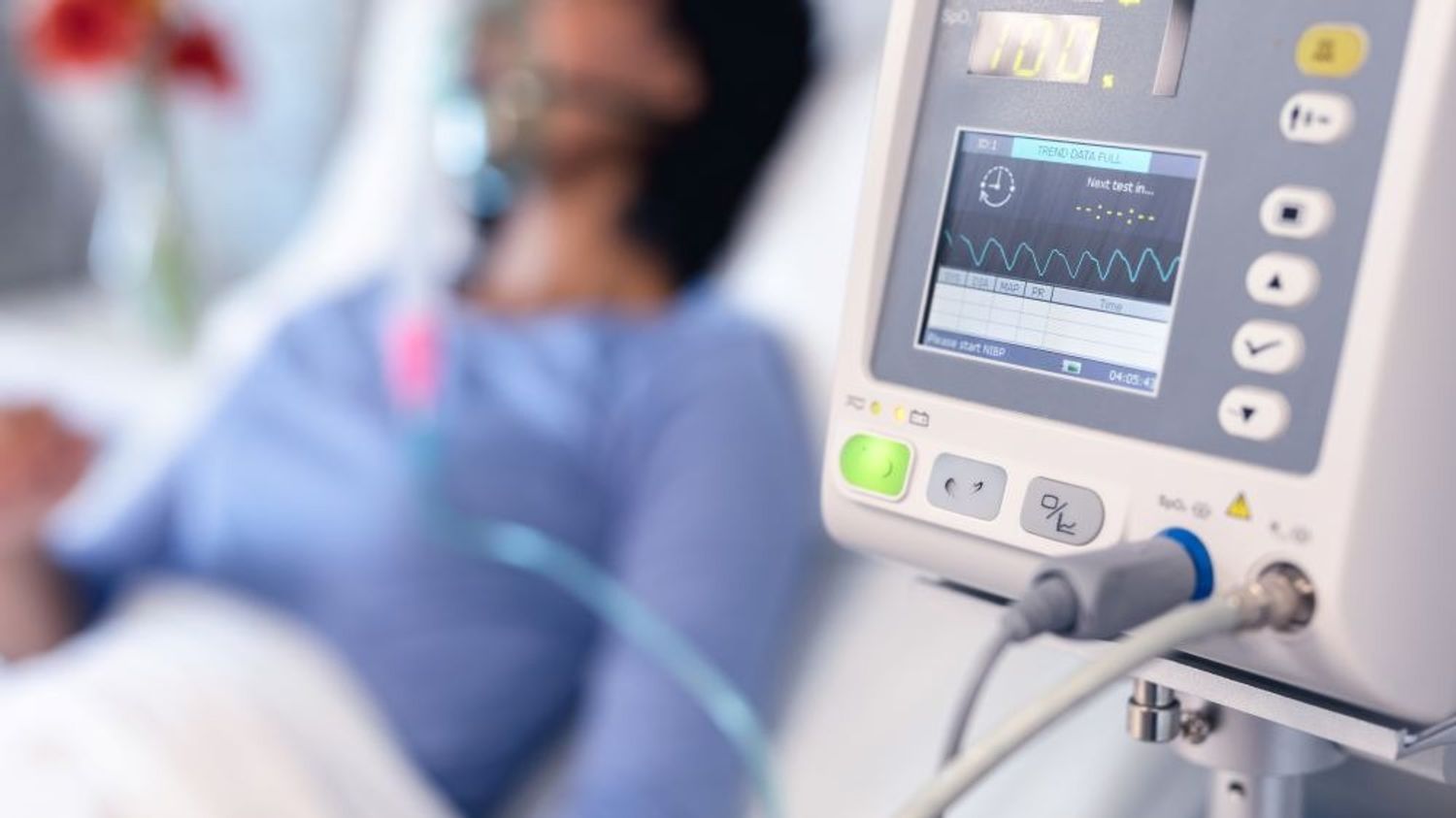 moniteur ventilation oxygene reanimation hopital femme_11 05 21_Wavebreakmedia Envato